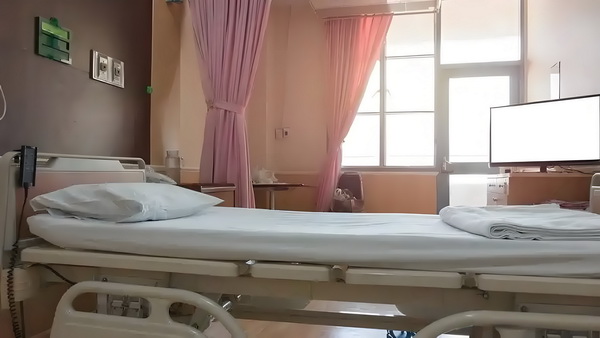 2025深圳深户申请条件_要出道了吗？！霍汶希女儿hanni杂志封面首秀 想借门之手警察打开的家情敌
