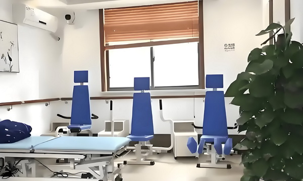 要不要办理深圳户口_汪小菲带儿女到内蒙古，玥儿骑马他牵马 玥儿骑马了八年结婚有七